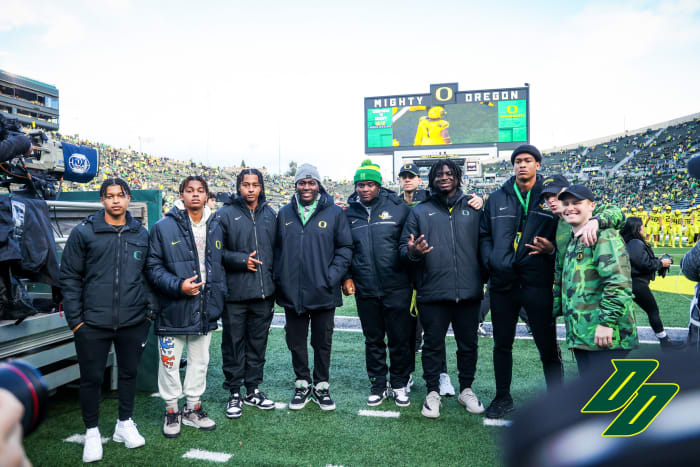 Eljiah Rushing (far right) poses for a photo with David Hicks, A'mauri Washington, My'Keil Gardner and other recruits.